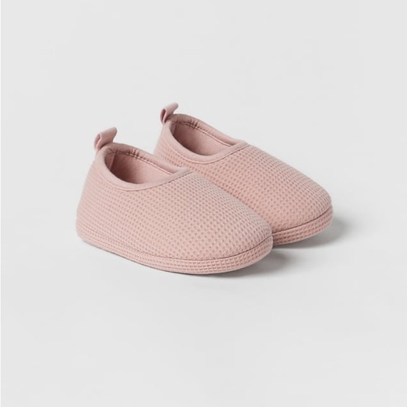 NWT Zara Size 10.5 toddler pink waffle knit slippers with matching bag - Picture 4 of 6